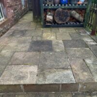 Zašlá dlažba po zimě